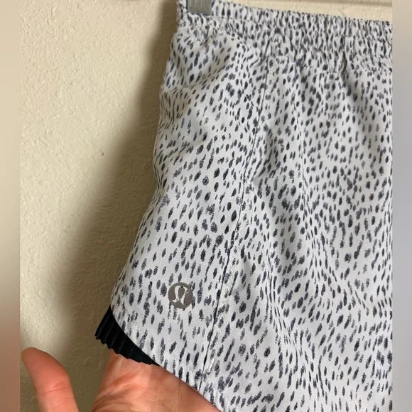 Lululemon Pleat To Street Short Dottie Dash White Black - Picture 4 of 5